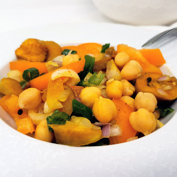 Salade de pois chiches, tomate et aubergine, vinaigrette au curcuma