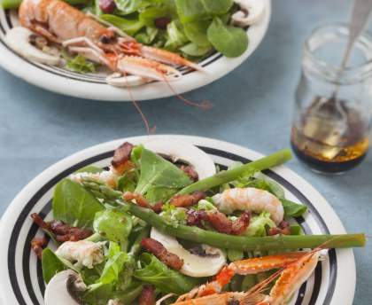 Salade de printemps avec des langoustines.