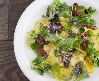 Salade de raviolis et mâche