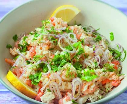 Salade de riz aux poissons et crevettes