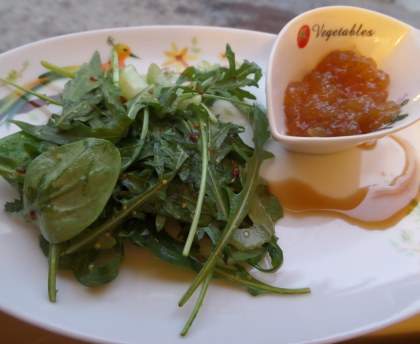 Salade de roquette à la confiture de figues et au sirop d'érable