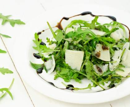 salade de roquette au parmesan et pignons