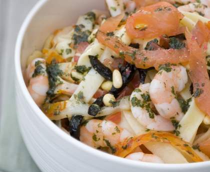 Salade de tagliatelles aux poissons fumés