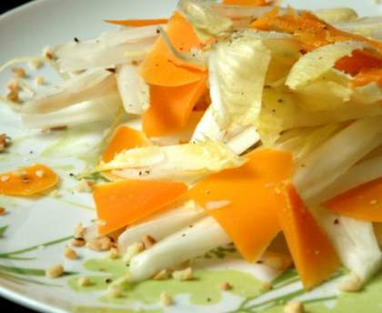 Salade d'endives à la mimolette et aux noisettes