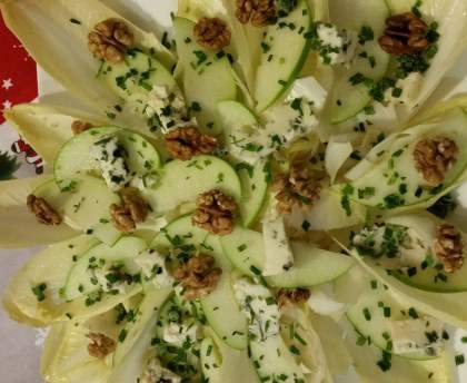 Salade d'endives, pommes, noix et roquefort