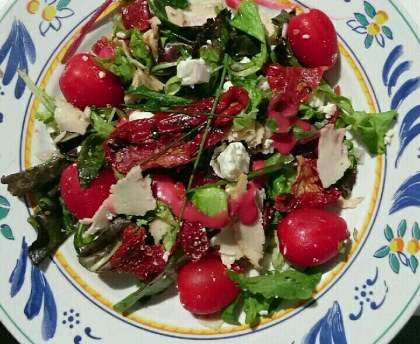 Salade d'été tomates séchées, feta, poulet, pistache, vinaigrette framboise balsamique