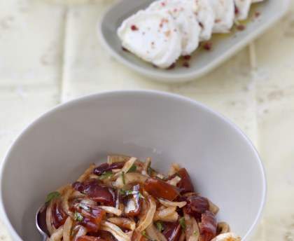Salade d’oignons doux et de dattes au chèvre frais