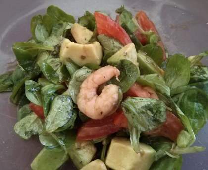 Salade facile à la roquette, avocat, crevettes et tomates