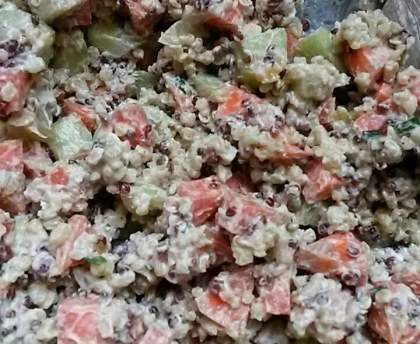 Salade fraîche quinoa, concombre, carotte et chèvre frais
