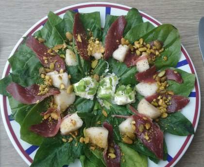 Salade fraîcheur au magret de canard, pousses d'épinard et fraises