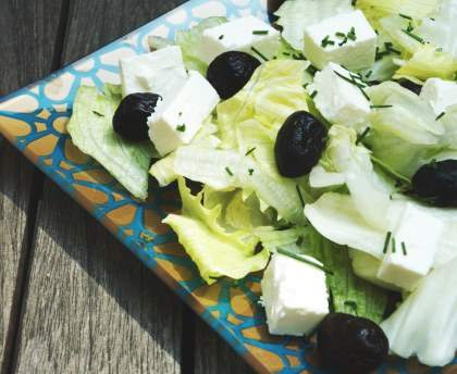 Salade iceberg à la feta et aux olives