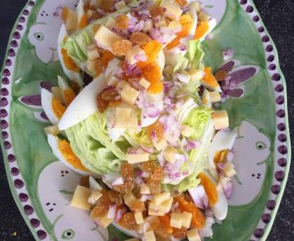 Salade iceberg aux raisins secs et au comté