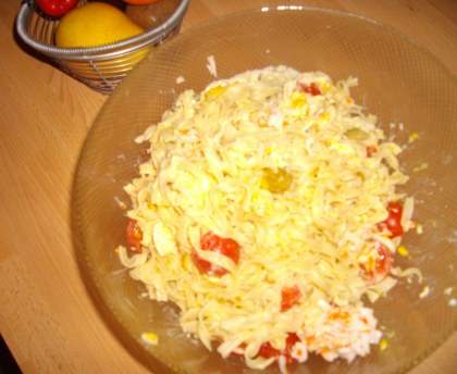 Salade légère de pâtes, miettes de crabe et tomates cerises