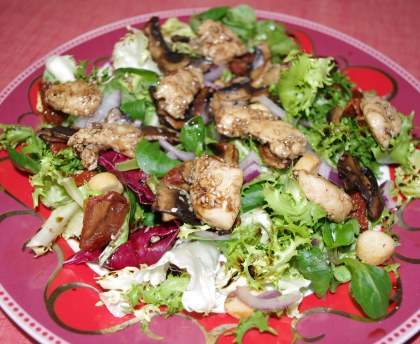 Salade poulet miel sésame, champignons et tomates séchées