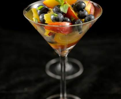 Salade rafraîchissante aux myrtilles et aux nectarines