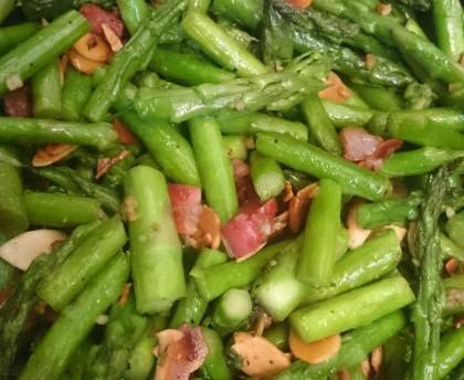 Salade tiède d'asperges vertes à la pancetta