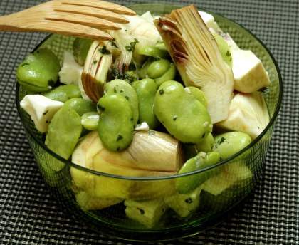Salade tiède de fèves, artichaut et feta