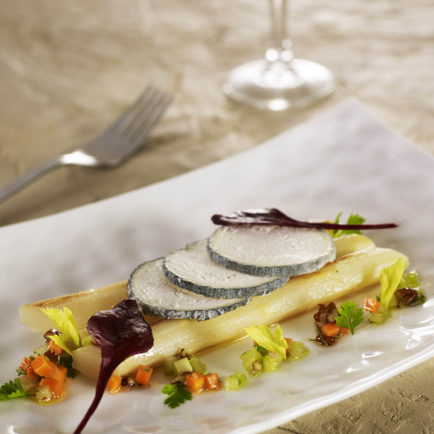 Salsifis rôtis, voile de Crottin de Chèvre Cendré Rians, sauce vierge automnale
