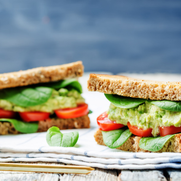 Sandwich à l'avocat et à la tomate