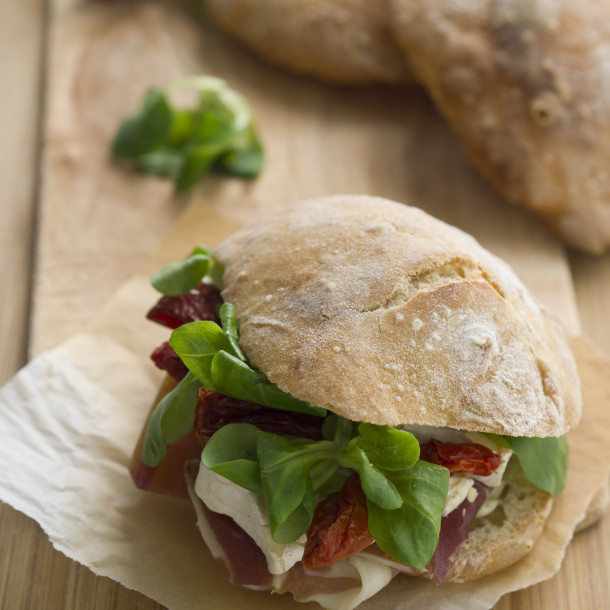 Sandwich au jambon cru, tomates séchées et camembert