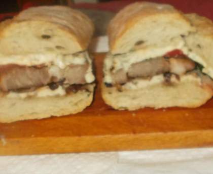 Sandwich au steak, bleu et oignons confits
