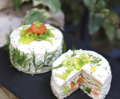 Sandwich cakes indivuels au saumon fumé et aux herbes