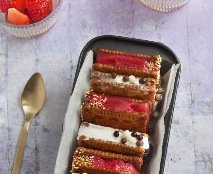 Sandwichs glacés vanille-frambroise et salade de fruits rouges