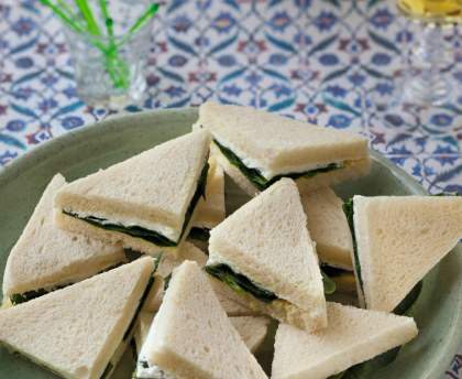 Sandwichs triangles fromage frais moutarde et épinard