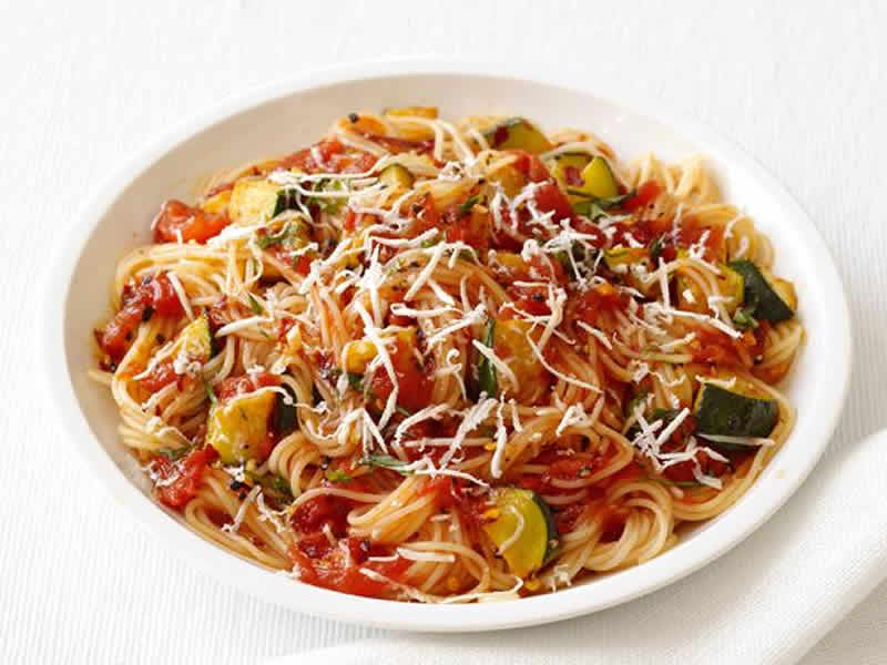 Sauce tomate rapide, pancetta, champignons et courgettes