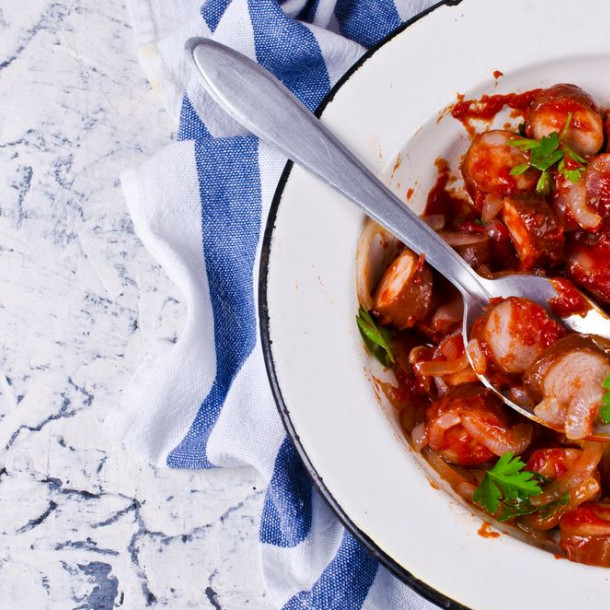 Saucisses aux oignons et aux tomates