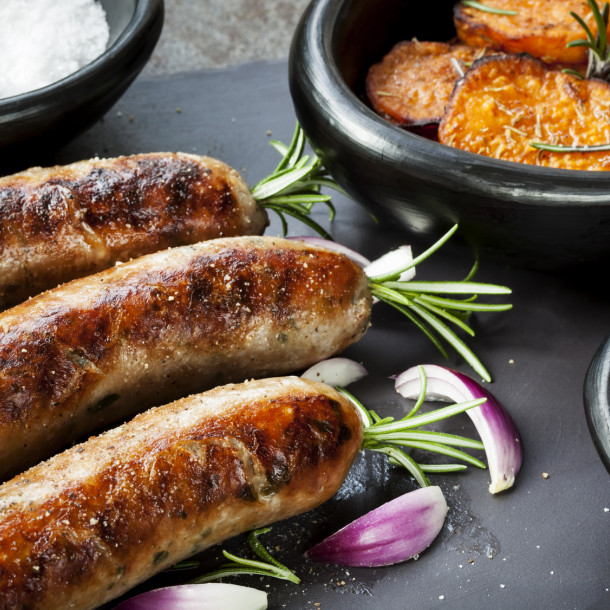 Saucisses confites aux oignons