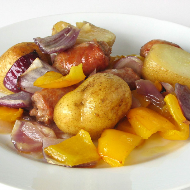 Saucisses et légumes au four