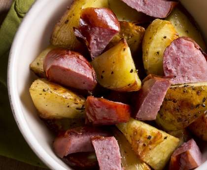 Saucisses fumées aux pommes de terre et sauce douceur