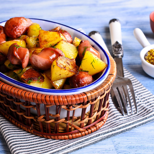 Saucisson et pommes de terre lyonnais