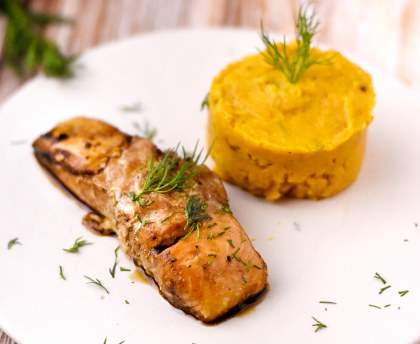 Saumon à la sauce soja et purée de patate douce