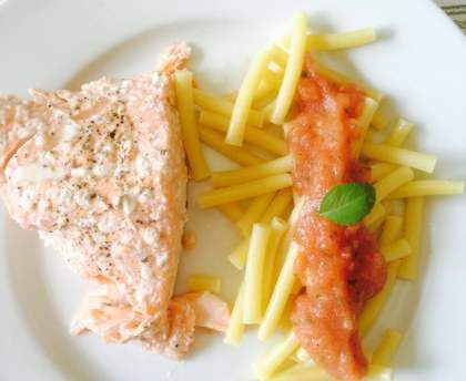 Saumon à la sauce tomate et basilic