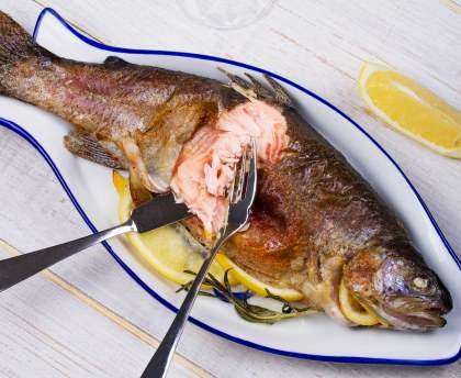 Saumon entier au court bouillon aromatique
