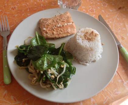 Saumon et salade d’épinard à la Japonaise
