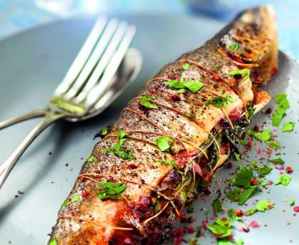 Saumon farci au lard et au cèpes