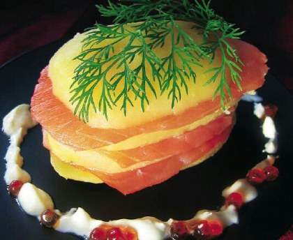 Saumon fumé et sa sauce sur lit de pommes de terre