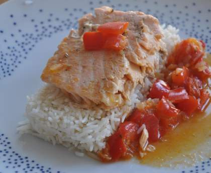Saumon sur lit de tomates-poivrons