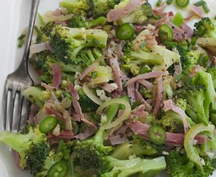 Sauté de brocolis au jambon cru et à l'ail