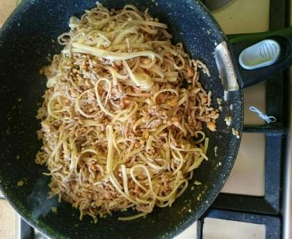 Sauté de nouilles au porc et aux cacahuètes