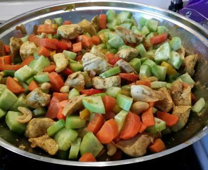 Sauté de poulet au noix de cajou et concombre