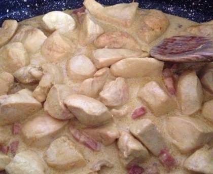 Sauté de poulet aux lardons et à la crème