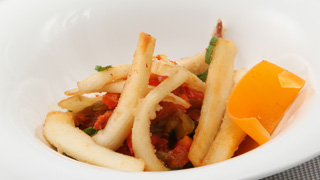 Seiche frite, compotée de poivron et copeaux de mimolette vieille