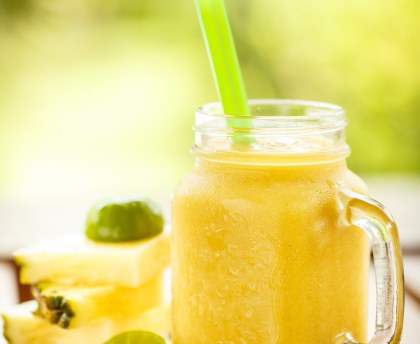 Smoothie ananas, poire, pêche, orange