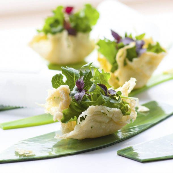Snacks de mesclun en mini coques de parmesan