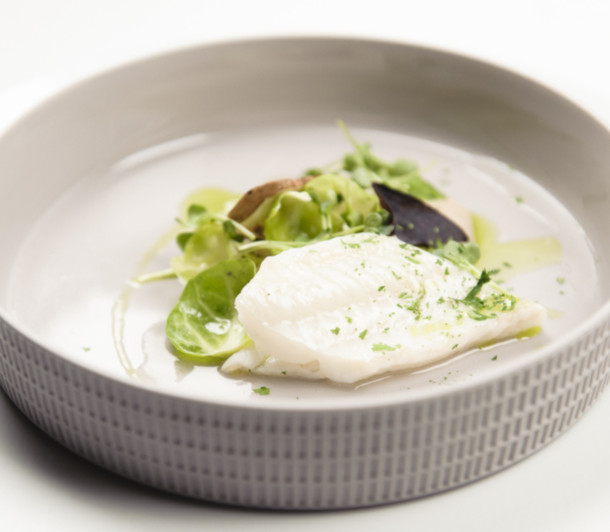 Sole pochée dans son fumé, émulsion de champignons, chou de Bruxelles