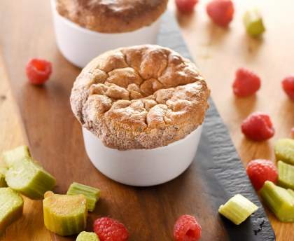 Soufflé à la rhubarbe et aux fruits rouges